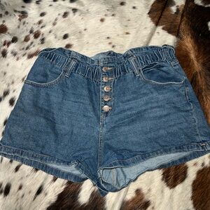 Denim shorts w/ ruffled waistband